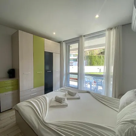 Paradiso 'в' 111 Large Apartment *