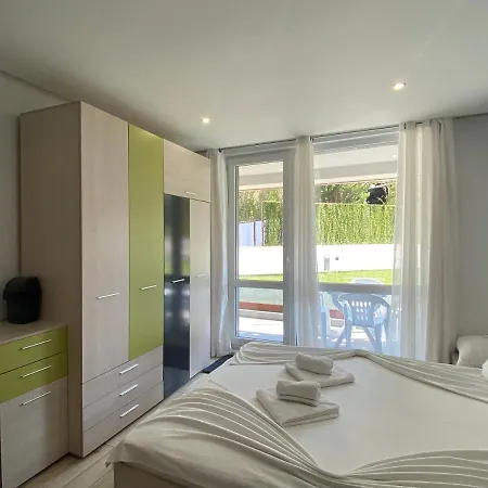 Paradiso 'в' 111 Large Apartment *